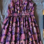 gyönyörű árvácskás ruha,alig használt,135/140