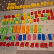 sok építőkocka (+ajtó-ablak elem)